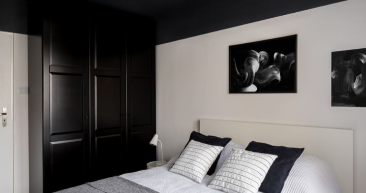 kamar tidur monokrom